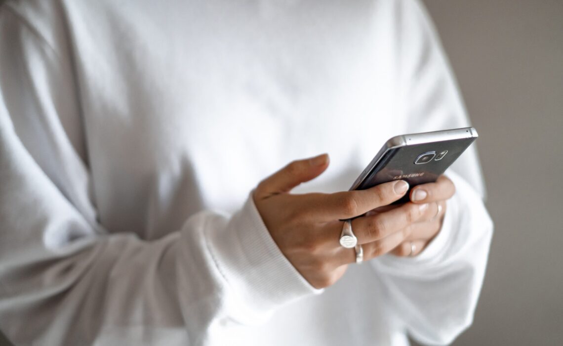 Yn Edrych ar y Ffôn