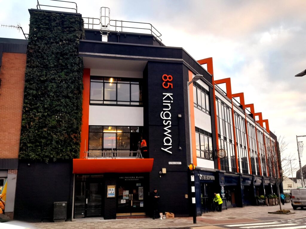 Tu allan wedi'i uwchraddio i 85 Kingsway yn dangos byw, wal werdd