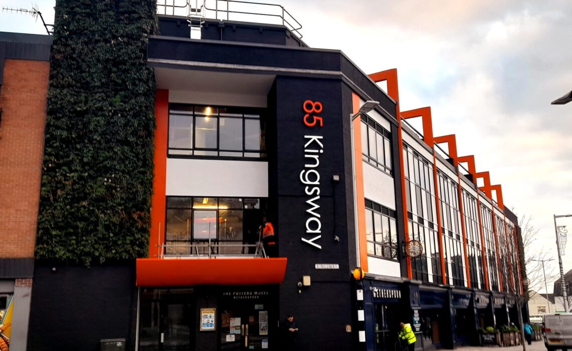 Tu allan wedi'i uwchraddio i 85 Kingsway yn dangos byw, wal werdd