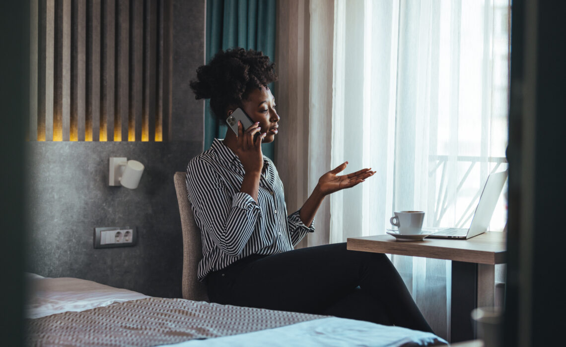 Menyw yn siarad ar y ffôn yn ei chartref yn edrych yn anhapus