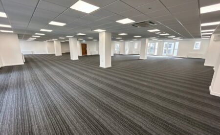 Arwynebedd llawr yn 220 Stryd Fawr