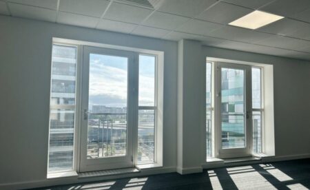 Golygfa drwy'r ffenestri mawr o 220 o swyddfeydd y Stryd Fawr