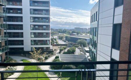 Golygfa allan i'r cwrt yn 220 Stryd Fawr Abertawe