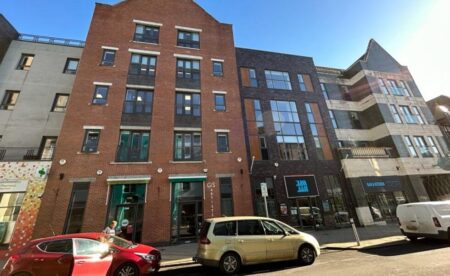 Blaen 220 Stryd Fawr yn Abertawe