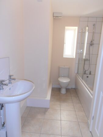 Bathroom Pen Isa Coed
