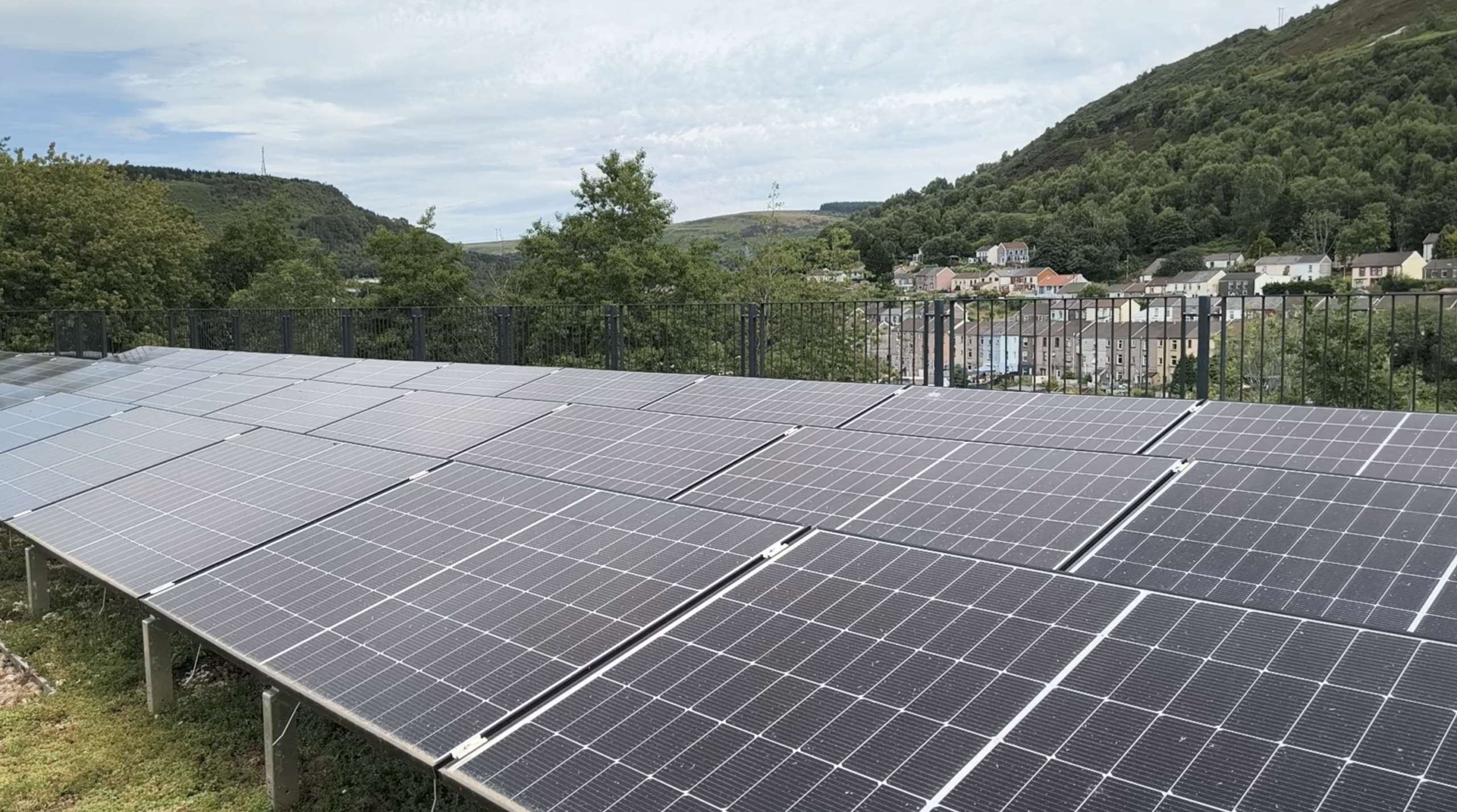 paneli solar ar ben y Sied Fawr Tonypandy